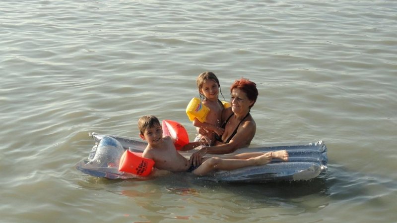 DSC00520 00.JPG - Féltő, óvó, ölelő babciakezek.